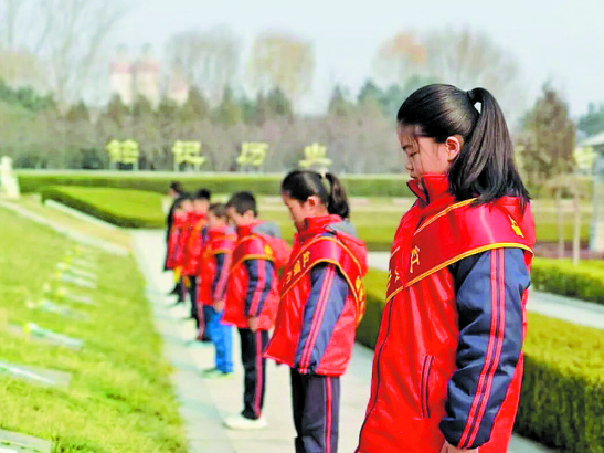 陵园追思祭英烈，红色教育润童心